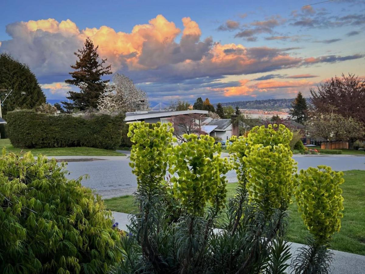 Lovely J Home -Stunning River View Cozy Two Bedroom Private Suite New Westminster Dış mekan fotoğraf